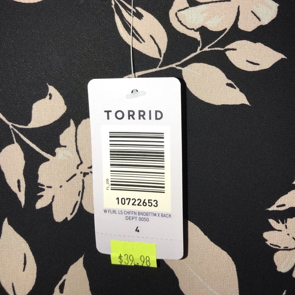 Black blouse with pale pink floral/leaf pattern 🌸 - Picture 3 of 4